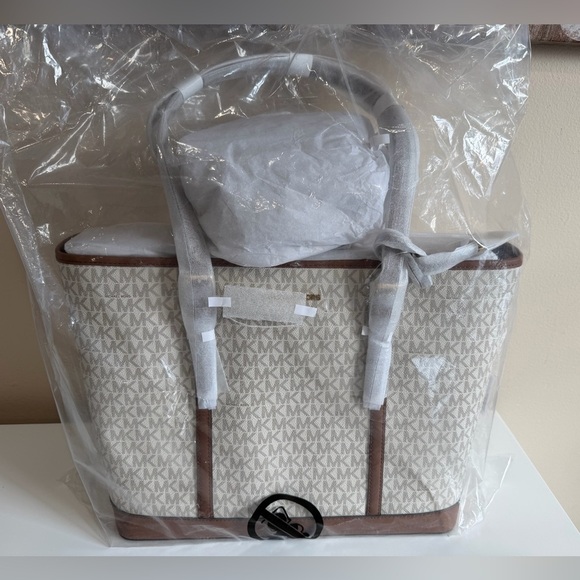 Michael Kors Jet Set Travel Large Logo Tote Bag - Vanilla NWT - Picture 4 of 5